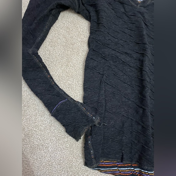 textured long sleeve top - Picture 2 of 3